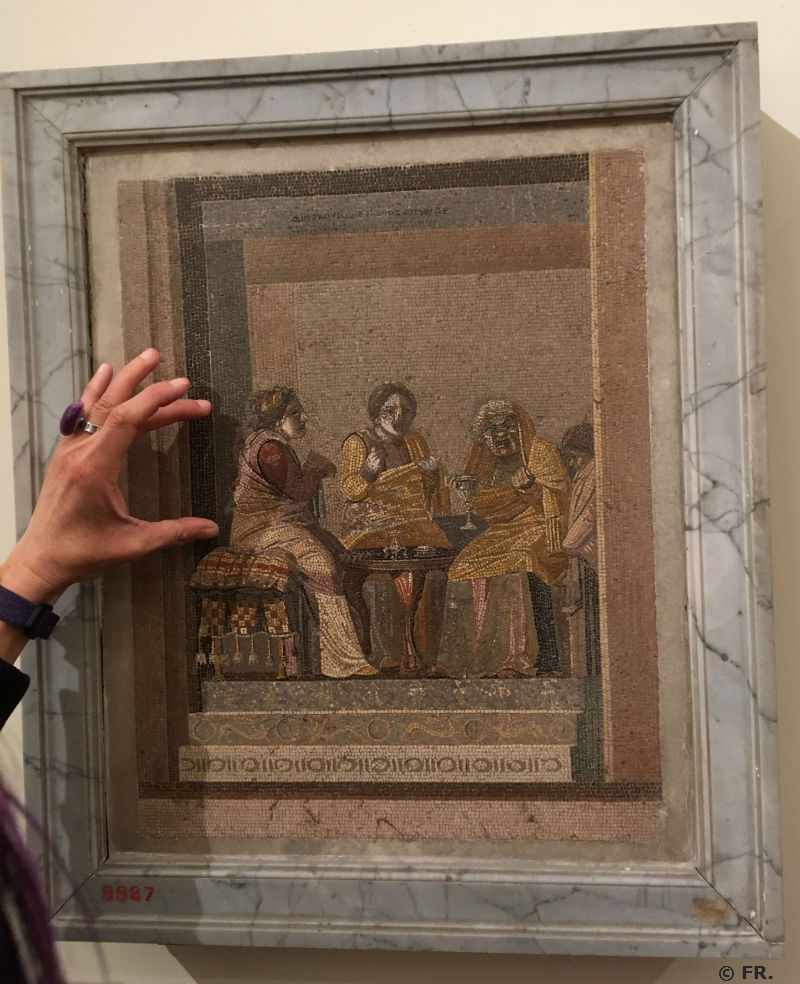 Ceci est une photo de la mosaïque des sorcières, musée archéologique de Naples.