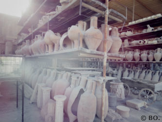 Ceci est une photo représentant des poteries découvertes sur le site de Pompéi.