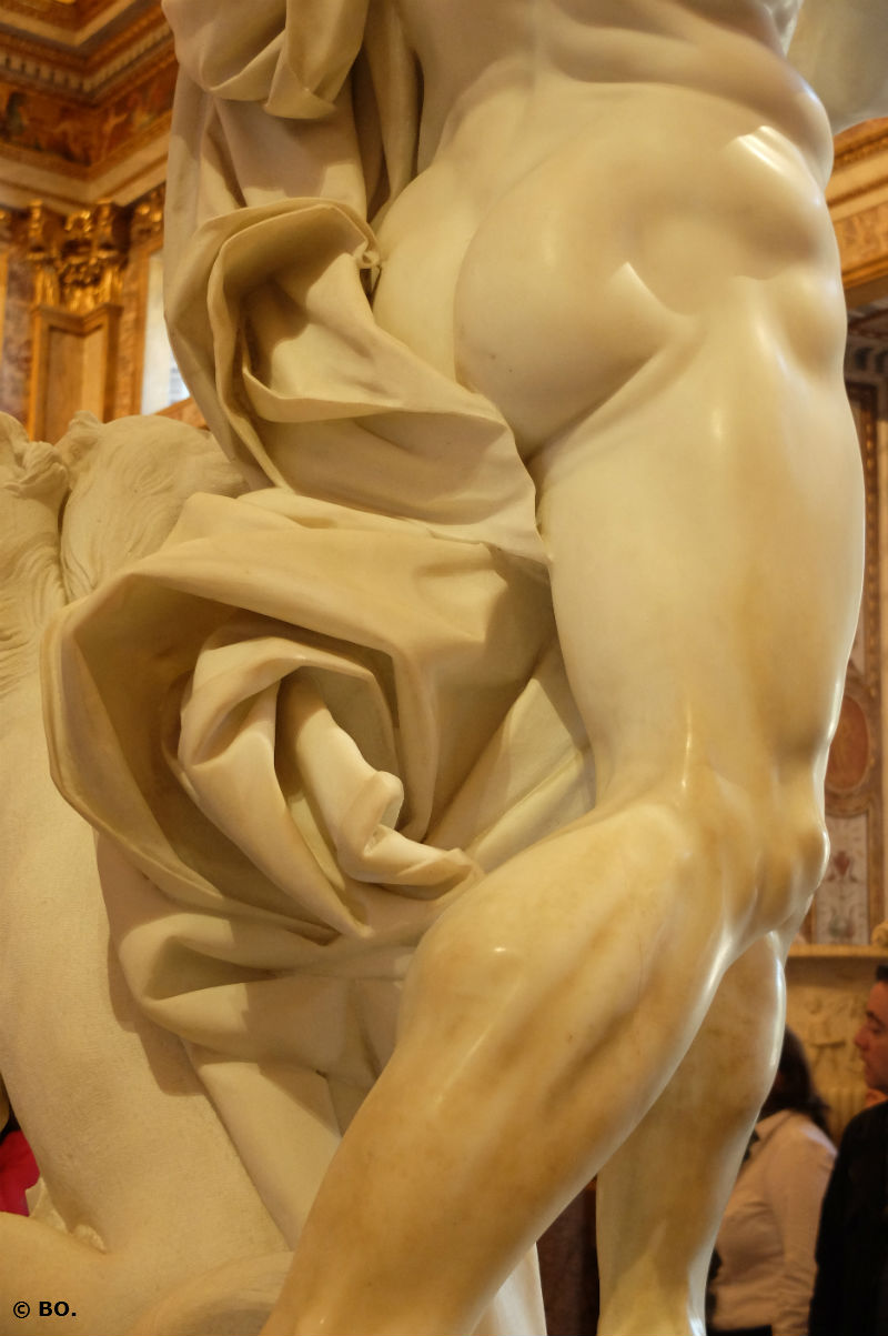 Ceci est une photo du rapt de Proserpine (détail verso), Le Bernin, marbre, galerie Borghèse (Rome).
