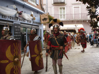 Ceci est une photo de la légion romaine passant devant le stand de Béatrice Pradillon-Marques lors des Journées Romaines à Orange, le 12 septembre 2015.