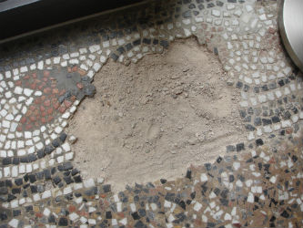 Ceci est une photo de détail de mosaïque de sol avant restauration.