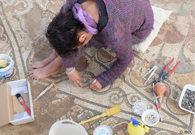 Ceci est une photo deBéatrice Pradillon-Marques en train de restaurer des mosaïques de la villa romaine de Rabaçal (Portugal).