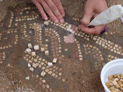 Ceci est une photo de détail de Béatrice Pradillon-Marques en train de restaurer des mosaïques à la villa romaine de Rabaçal.