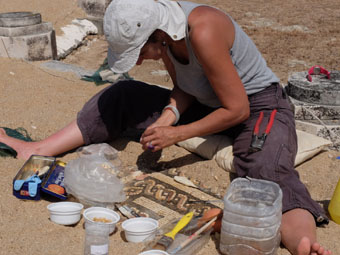 Ceci est une photo de Béatrice Pradillon-Marques en train de restaurer des mosaïques à la villa romaine de Rabaçal.